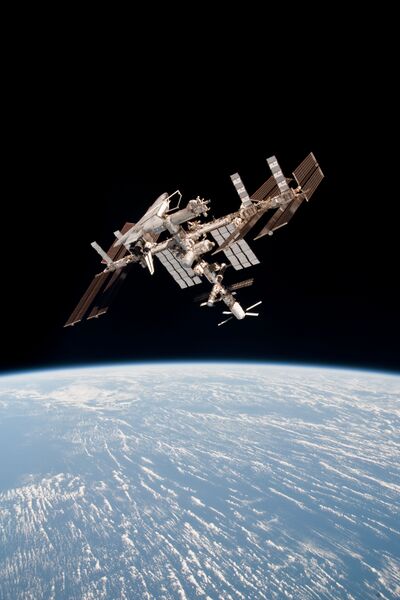 File:ISS and Endeavour seen from the Soyuz TMA-20 spacecraft 11.jpg