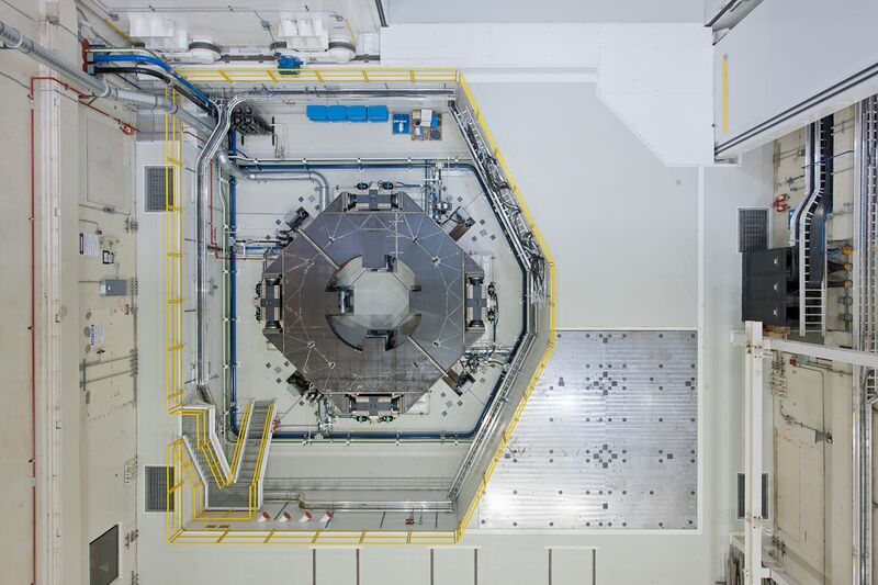 File:MVF and modal plate located the NASA Space Power Facility.jpg