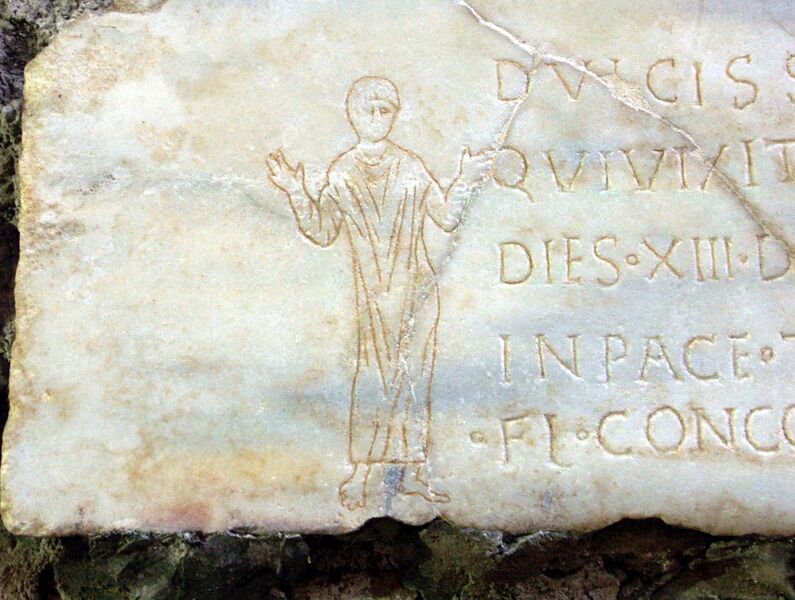 File:Rom, Domitilla-Katakomben, Steintafel mit Inschrift und Orant (Mensch in antiker Gebetshaltung mit erhobenen Armen).jpg