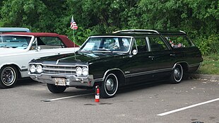 1965 Oldsmobile Vista Cruiser; Shoreview, MN (43128855331).jpg
