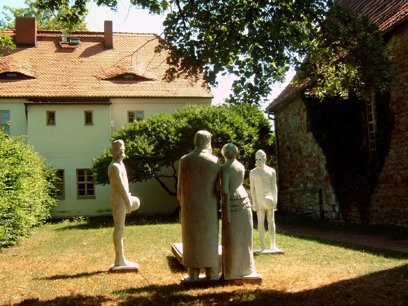 File:Geburtshaus Friedrich Nietzsches mit Skulpturengruppe Röcken.jpg