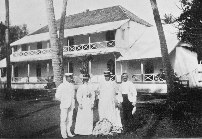 File:Queen and Makea and the Captain, Palace Grounds in Rarotonga.jpg