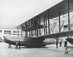 Curtiss NC-1 3 October 1918- initial three engine configuration.jpg