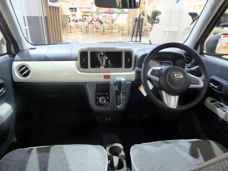 File:Daihatsu Mira TOCOT G"SA III" (DBA-LA550S-GBVF) interior.jpg