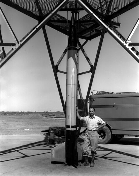 File:Frank Malina with WAC Corporal rocket at White Sands.jpg