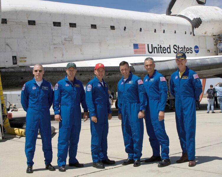 File:STS-117 Post Landing Crew Photo.jpg