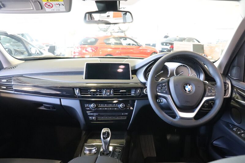 File:2017 BMW X5 xDrive30d SE Automatic 3.0 Interior.jpg