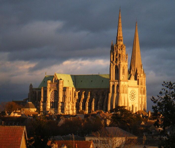 File:Chartres Cath+Gare.JPG
