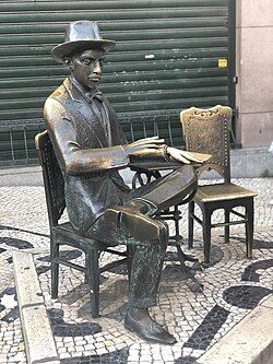 Estatua de Fernando Pessoa.jpg