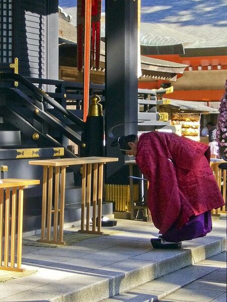 File:Shinto priest in full dress,kannushi,katori-jingu-shrine,katori-city,japan.JPG