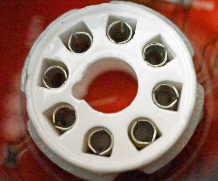 File:Vacuum tube octal socket.jpg