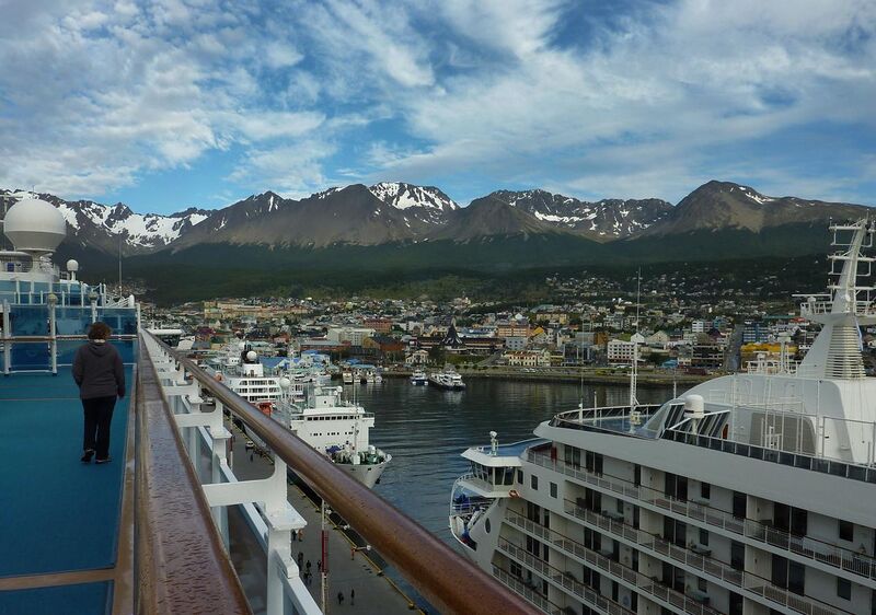 File:Cruise ships in Ushuaia -a.jpg