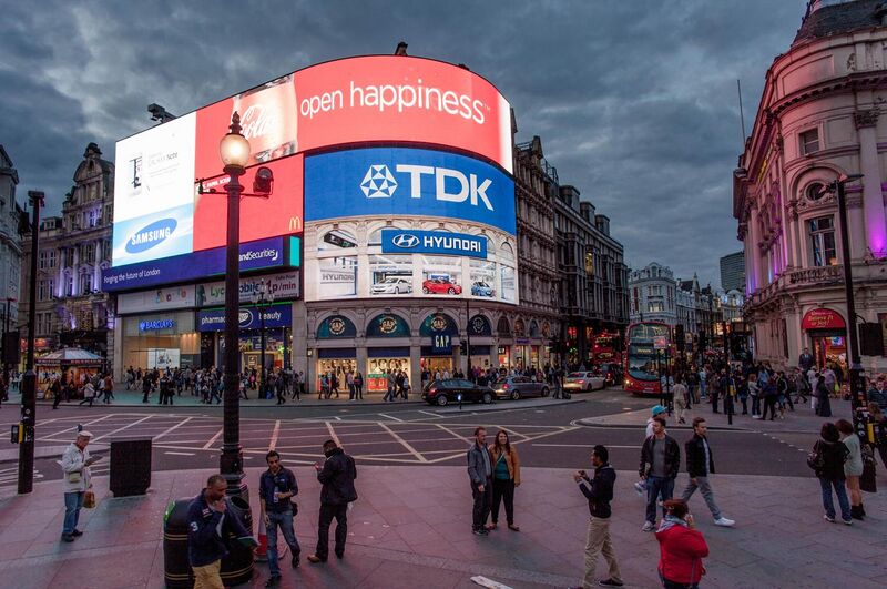 File:Open Happiness Piccadilly Circus Blue-Pink Hour 120917-1126-jikatu.jpg