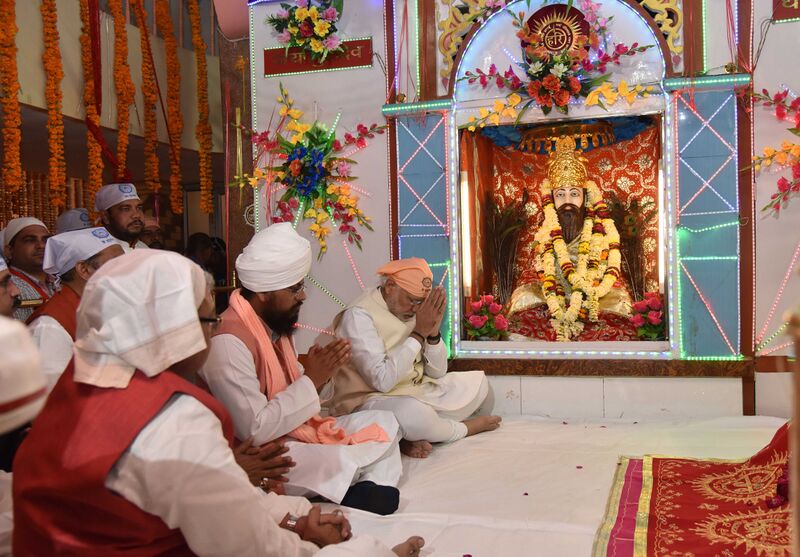 File:The Prime Minister, Shri Narendra Modi offering prayers at Shri Guru Ravidas Janmsthan Mandir, Seer Goverdhanpur, in Varanasi on February 22, 2016 (1).jpg