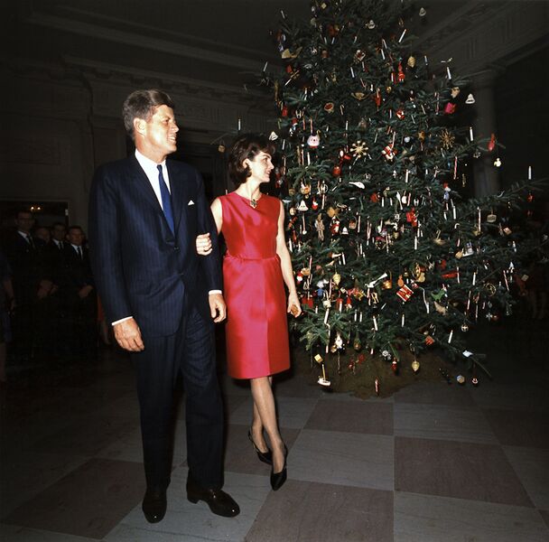 File:1962 Entrance Hall (Official White House) Christmas tree - Jack and Jacqueline Kennedy.jpg