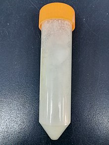 Gadolinium(III) nitrate hexahydrate.jpg