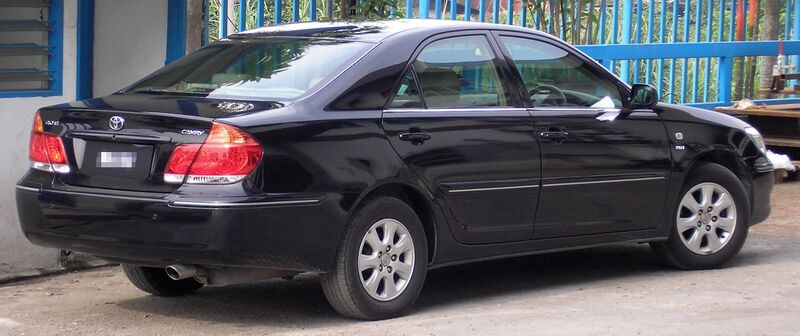 File:Toyota Camry (fifth generation, first facelift) (rear), Kuala Lumpur.jpg