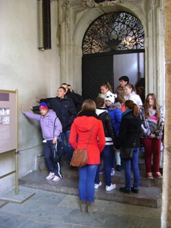 Wawel Chakra -tourists.JPG