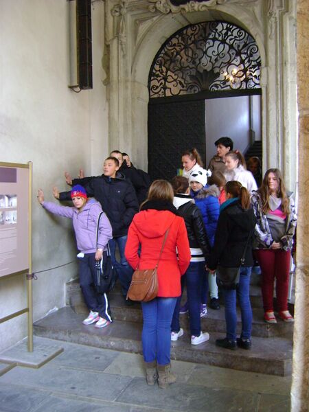 File:Wawel Chakra -tourists.JPG