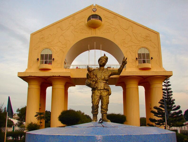 File:Banjul-Arch22-And-Statue-2007.jpg