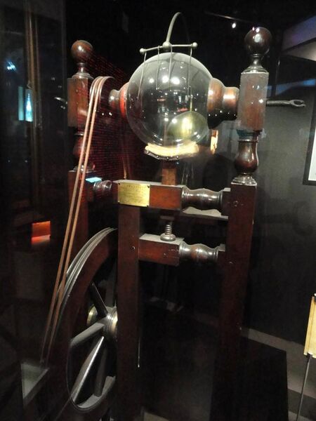 File:Benjamin Franklin's electrostatic generator, maker unknown, c. 1745 - DSC06559.JPG