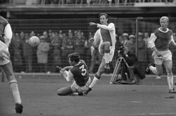 Feyenoord tegen Ajax 1-0. Nummer 26 Israel in duel met Cruyff.jpg