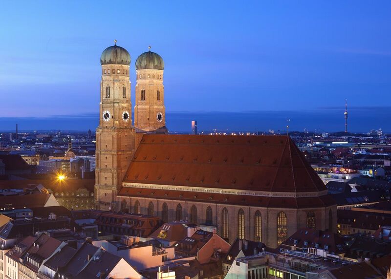 File:Frauenkirche München abends.jpg