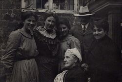 Logan Pearsall Smith (2nd from the right) with Hannah Whitall Smith (his mother, seated), and, from left: Ray Strachey, Mary Berenson (his sister), Karin Stephen and Lady Henry Somerset.