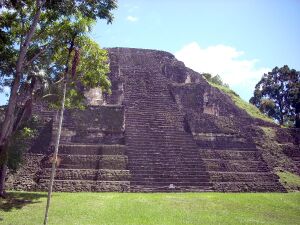 Mundo Perdido pyramid 5C-54, Tikal.jpg