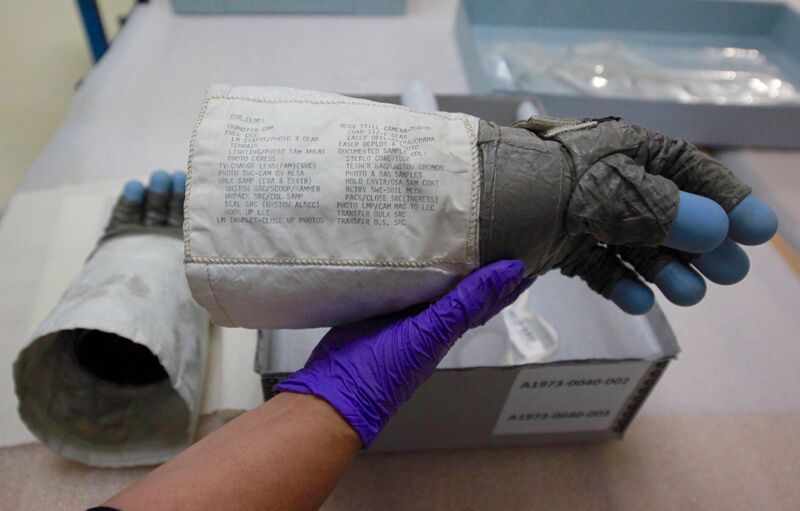 File:Neil Armstrong's Apollo 11 Lunar EVA glove (27933065161).jpg