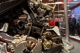 Paris - Salon de la moto 2011 - Ducati - Moteur Superquadro pour 1199 - 005.jpg