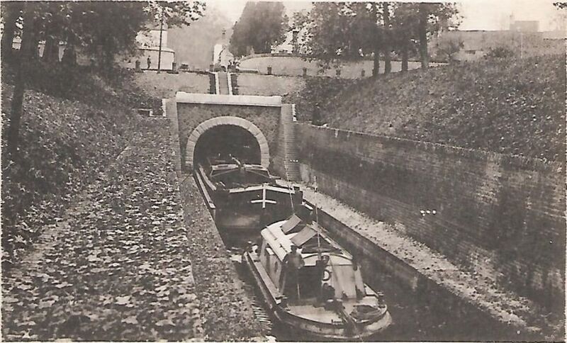 File:Pouilly-en-Auxois (Côte-d’Or) - Remorqueur Electrique sortant du tunnel du Canal Bourgogne.jpg