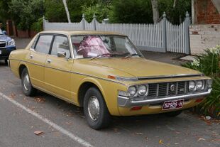 1973-1975 Toyota Crown (MS65) SE sedan (2015-12-07) 01.jpg