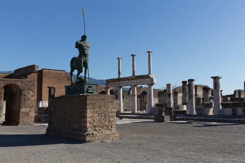 File:Basilica (Pompeii), 2016.jpg