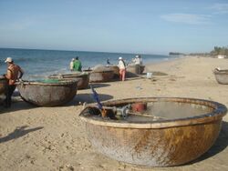 Coracle fishing boats in Vietnam 02.jpg