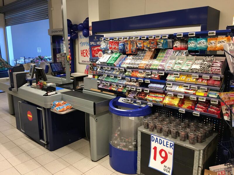 File:REMA 1000 Supermarket interior grocery store Tønsberg, Norway 2017-11-03 cashier checkout e.jpg