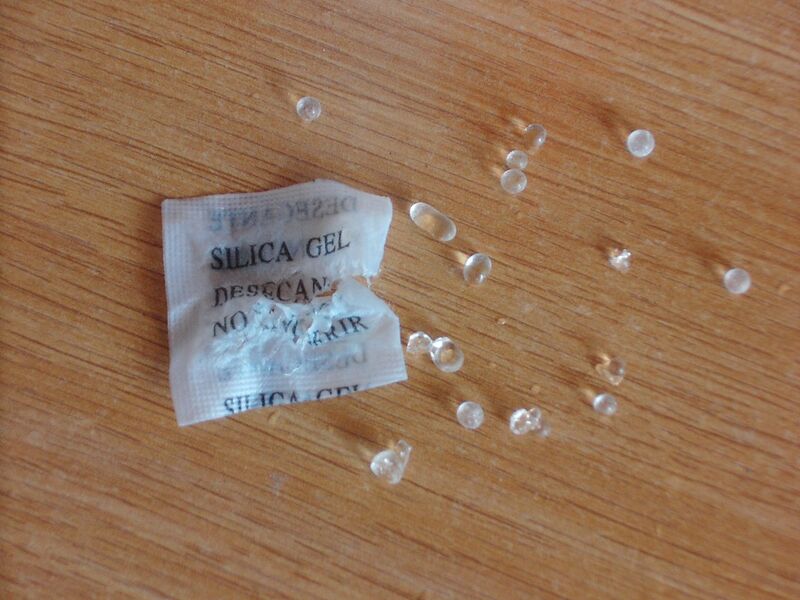 File:Silica gel bag open with beads.jpg