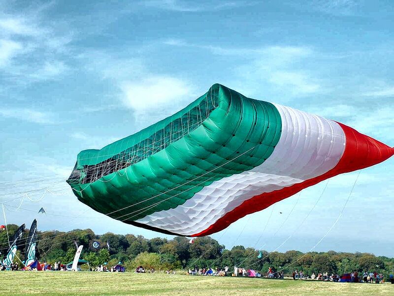File:Worlds Largest Kite - Aloft - Taken in 2004.jpg