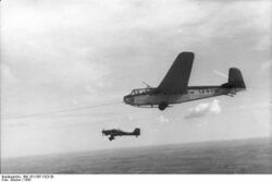 Bundesarchiv Bild 101I-567-1523-38, Italien, Lastensegler DFS 230, Ju 87.jpg