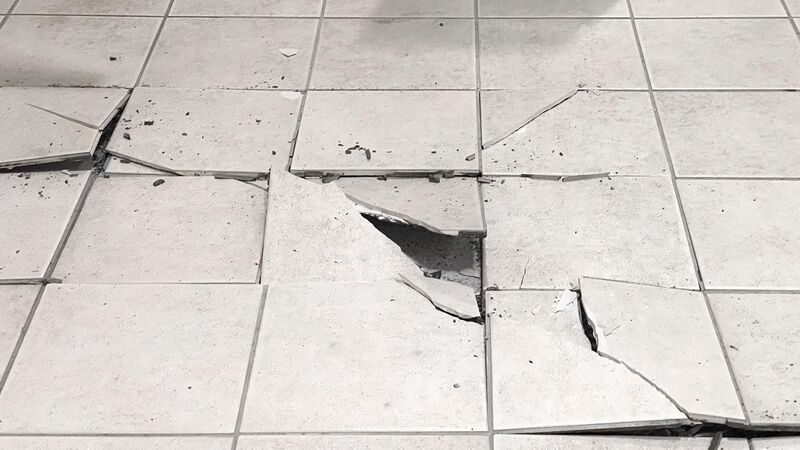File:Cracked tile flooring.jpg