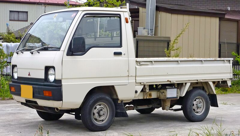 File:Mitsubishi Minicab U11T truck Super Deluxe 3-way bed.jpg