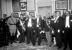 O PR Manuel Teixeira Gomes com o chefe do Governo, António Maria da Silva, e outras individualidades, na Sociedade de Geografia de Lisboa (1923-11-03).png