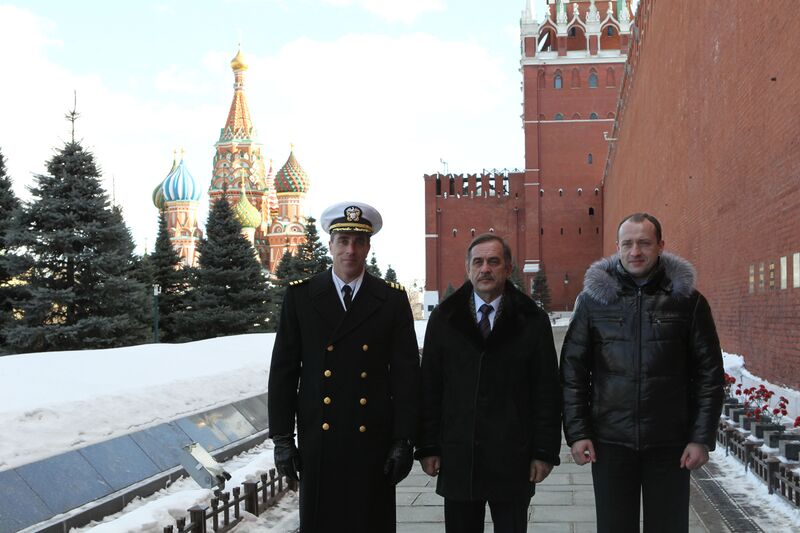 File:Soyuz TMA-08M crew at the Kremlin Wall.jpg