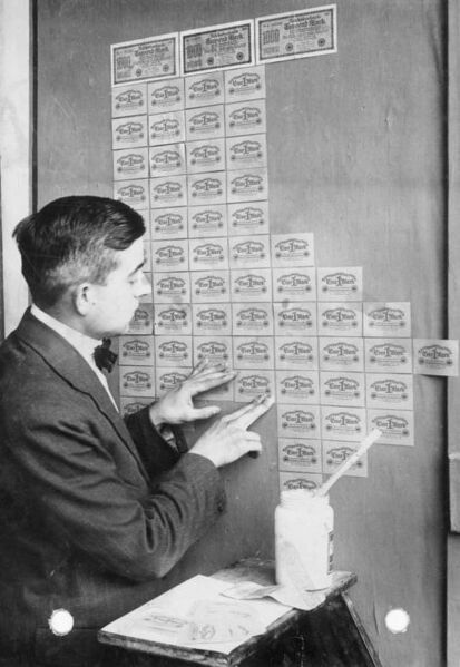 File:Bundesarchiv Bild 102-00104, Inflation, Tapezieren mit Geldscheinen.jpg