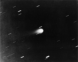 Gray scale photograph of Kohoutek, appearing as a bright, teardrop-shaped object at center with a faint tail