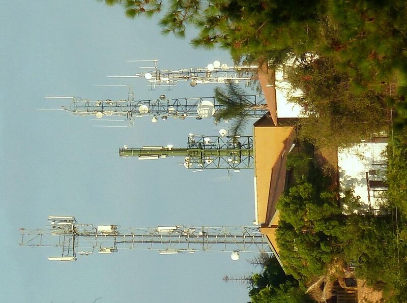 File:Voorstedelike telekommunikasietorings, Moreleta Park, a.jpg